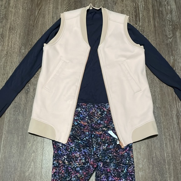 EUC Lululemon Set. Size Top 4, 6/Bottom 6 - Picture 5 of 9